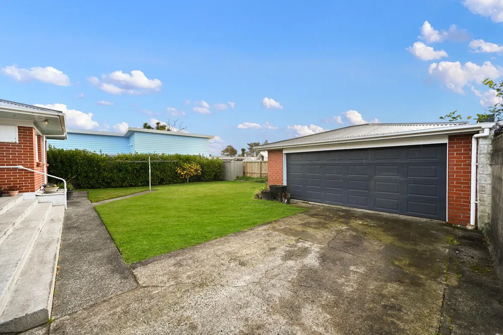 Photos of 121 Comries Road