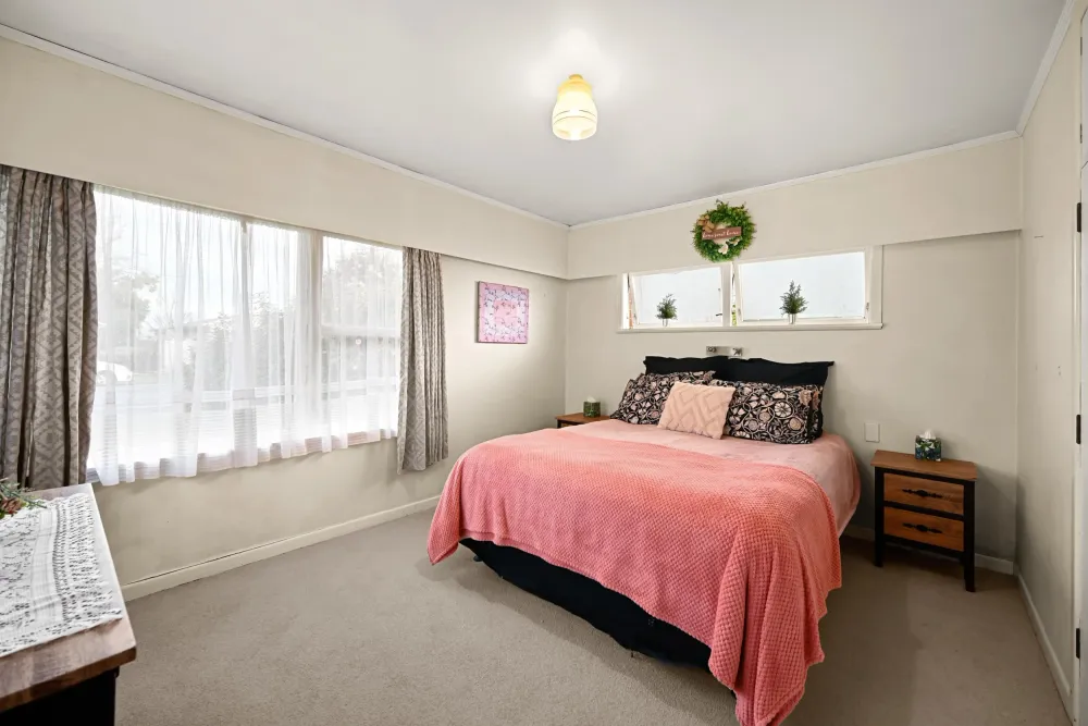Photos of 121 Comries Road