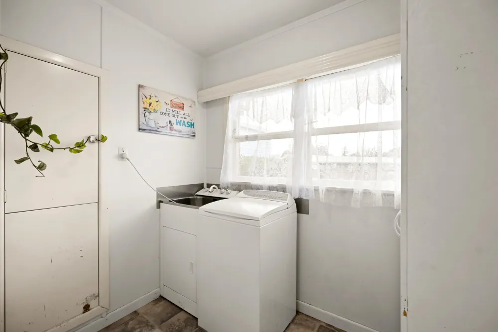 Photos of 121 Comries Road