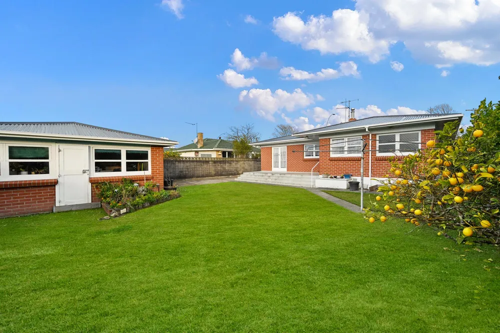 Photos of 121 Comries Road