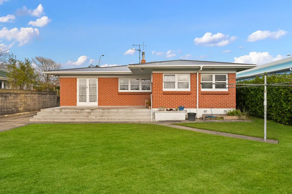 Photos of 121 Comries Road