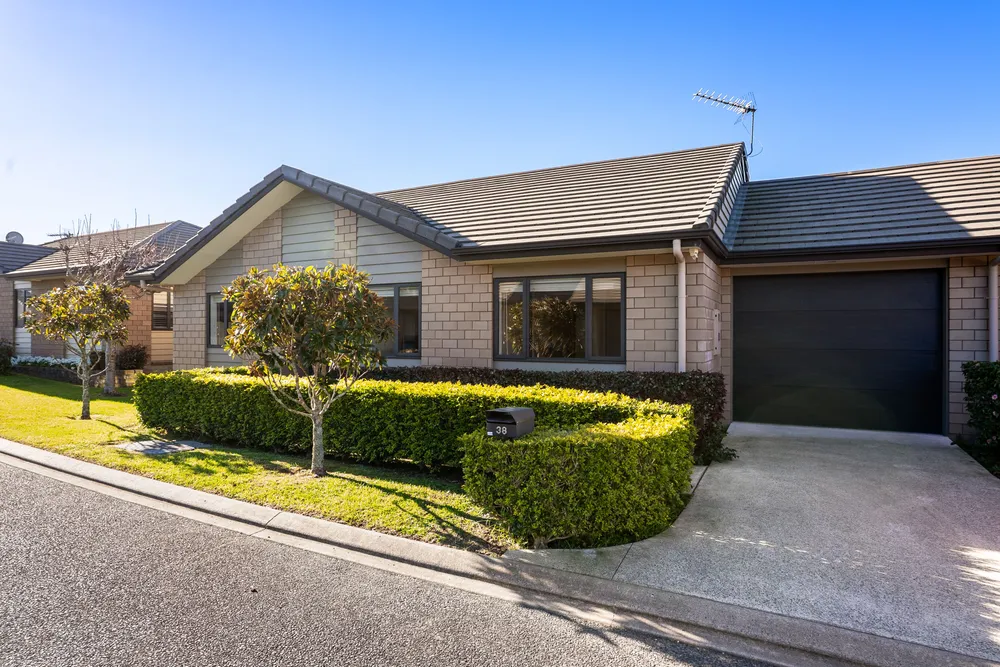 Photos of 38 Royalle Mews