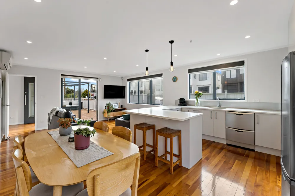 Photos of 95 Ruawai Road