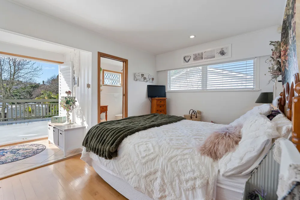 Photos of 24 Lyons Avenue