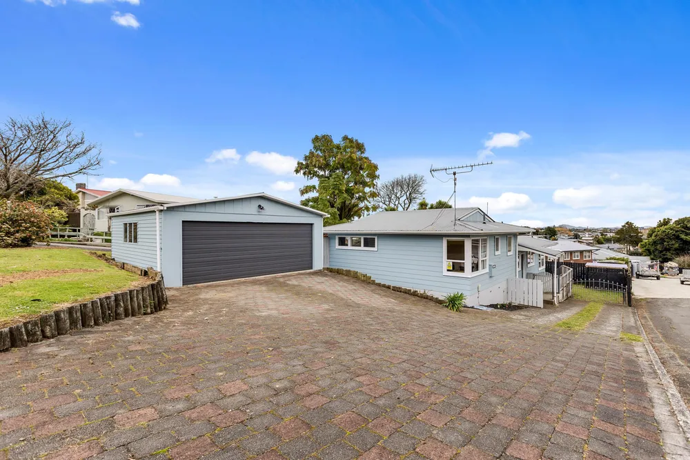 Photos of 48 Pohutukawa Drive