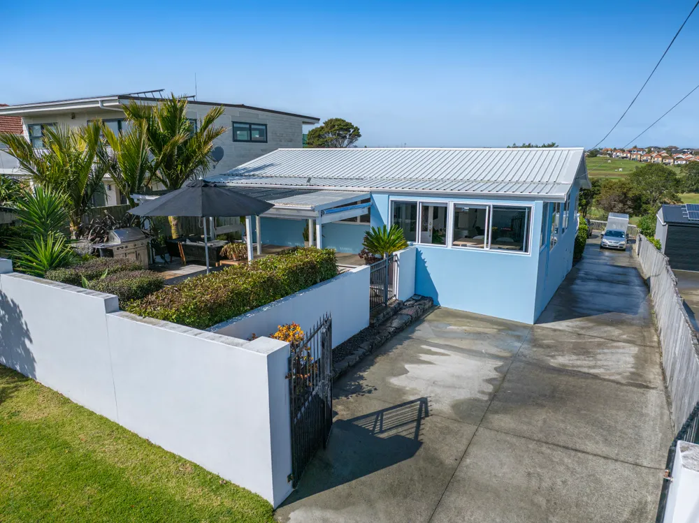 Photos of 1321 Whangaparaoa Road