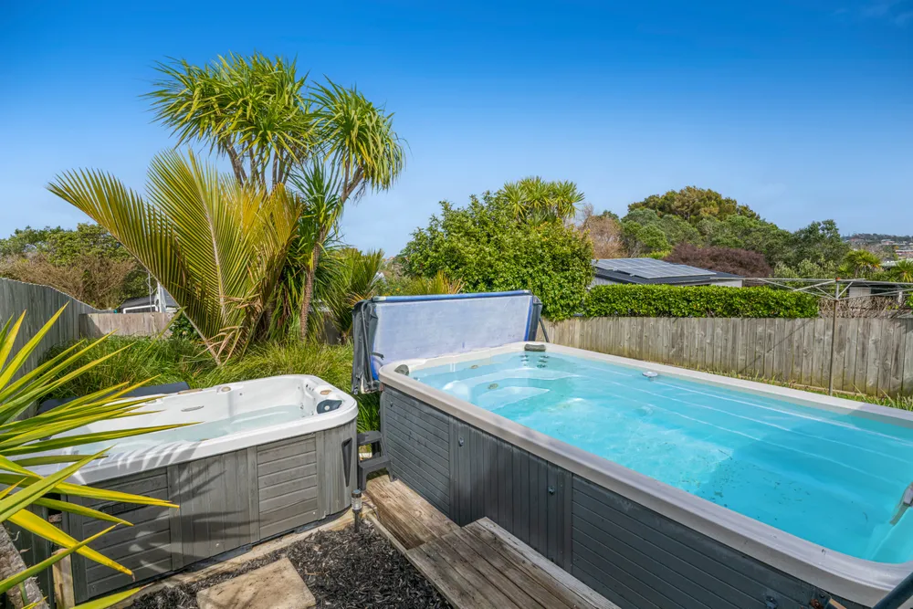 Photos of 1321 Whangaparaoa Road