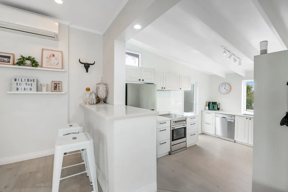 Photos of 1321 Whangaparaoa Road
