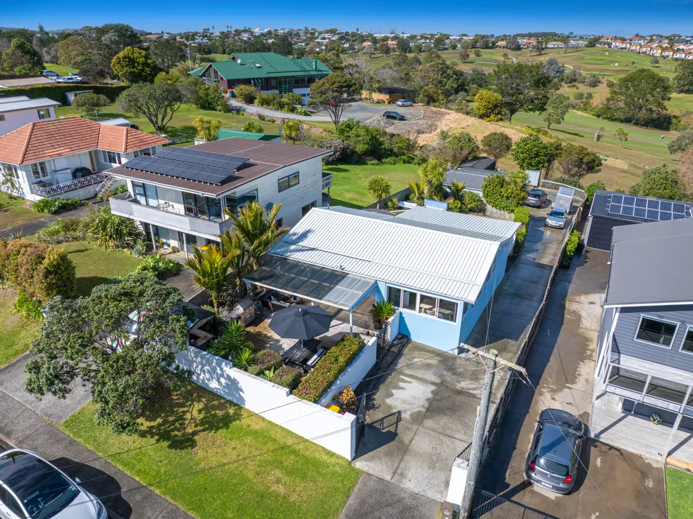 Photos of 1321 Whangaparaoa Road