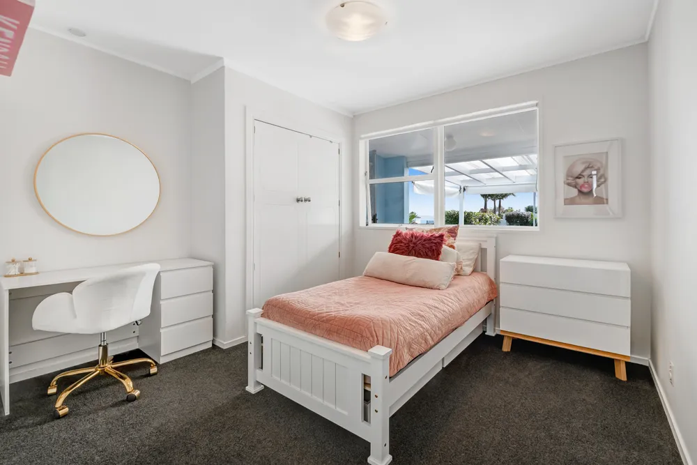 Photos of 1321 Whangaparaoa Road