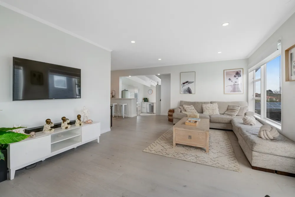 Photos of 1321 Whangaparaoa Road