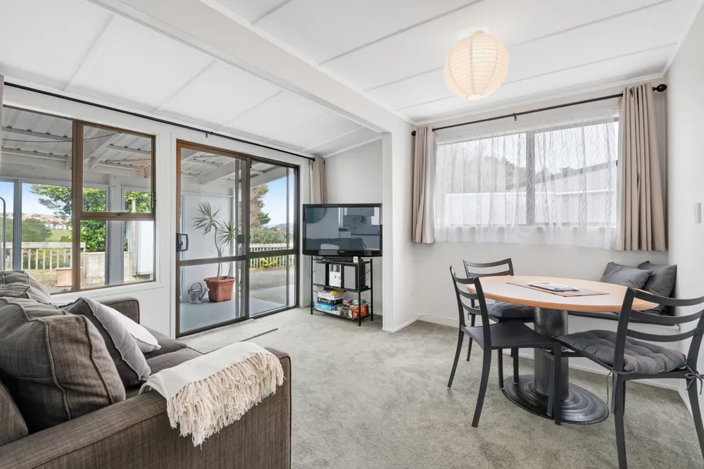 Photos of 1321 Whangaparaoa Road