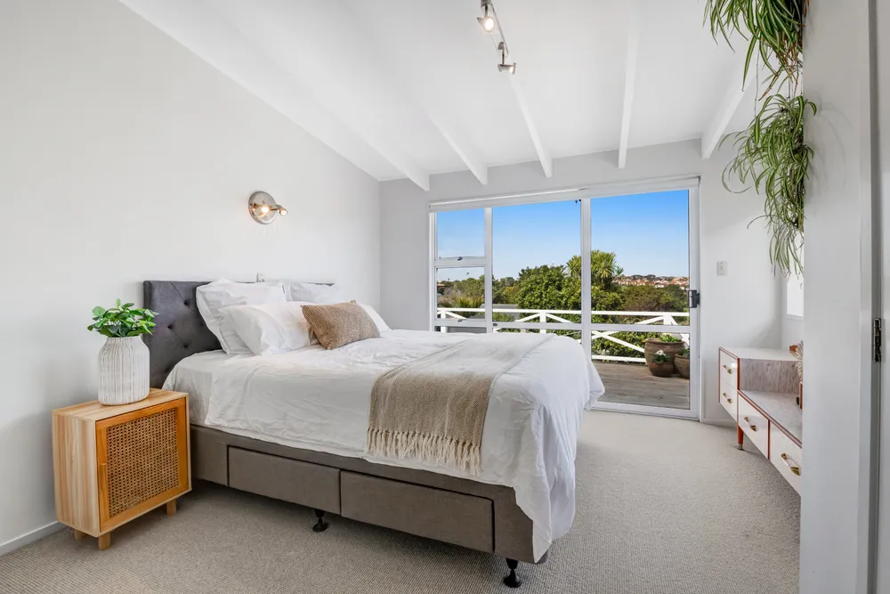 Photos of 1321 Whangaparaoa Road