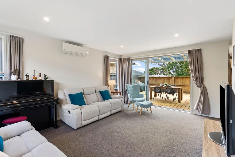 Photos of 1A Grandison Crescent