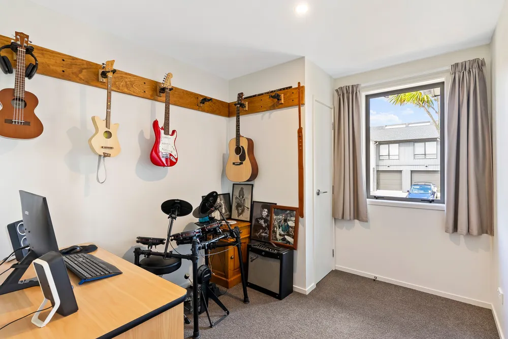 Photos of 1A Grandison Crescent