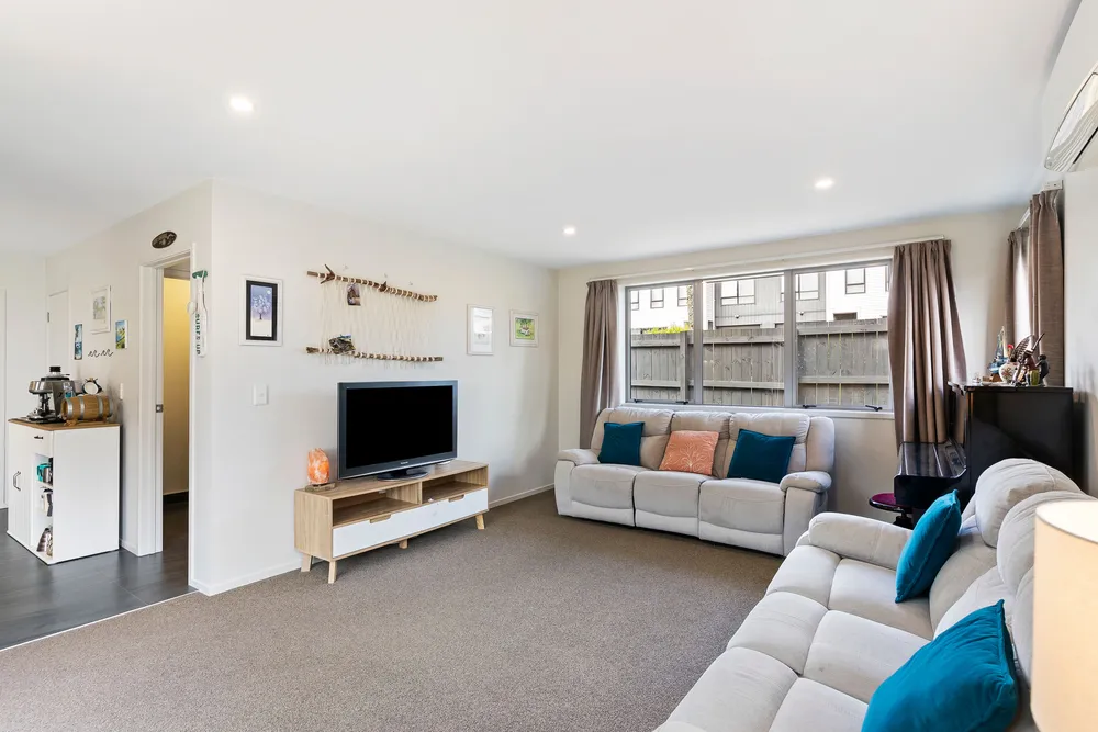 Photos of 1A Grandison Crescent