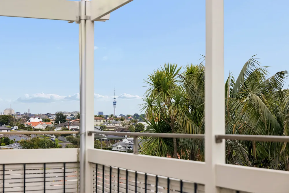 Photos of 98 Orakei Road