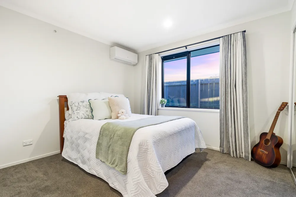 Photos of 87 Twin Parks Rise