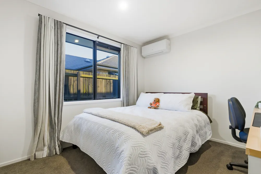 Photos of 87 Twin Parks Rise