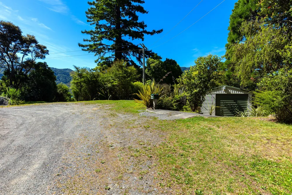 Photos of 2069 Queen Charlotte Dr