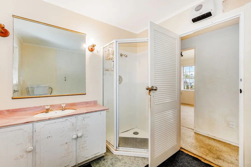 Photos of 472 Warspite Avenue