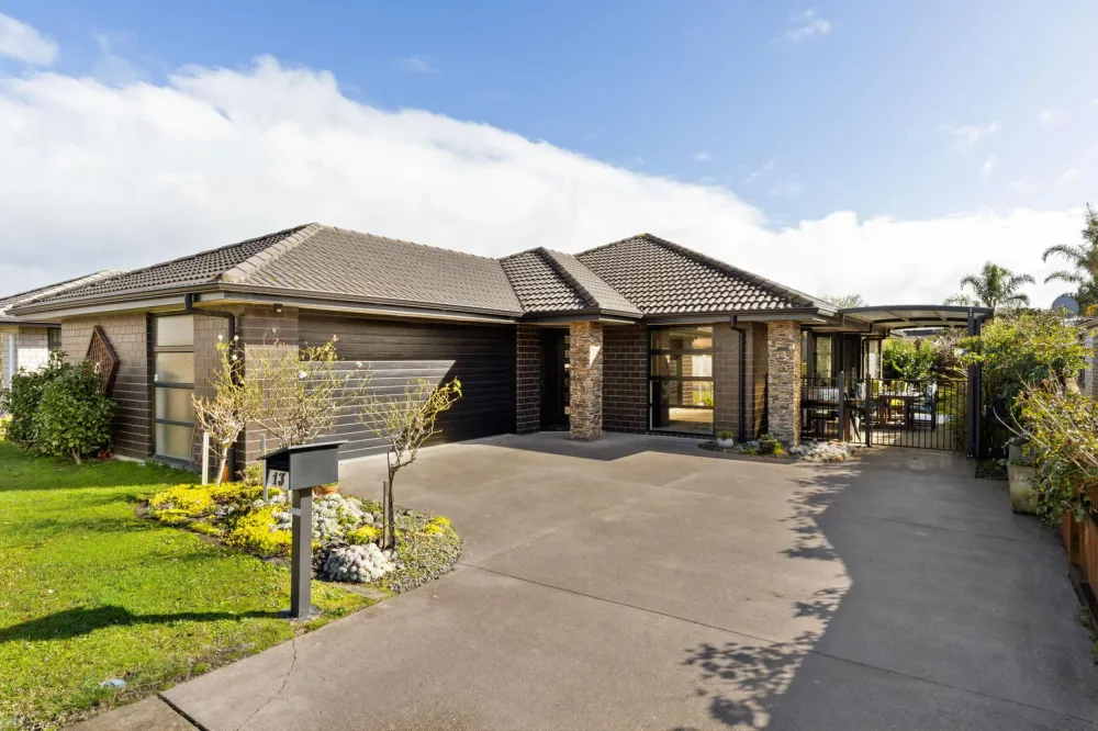 Photos of 13 Edgeview Crescent