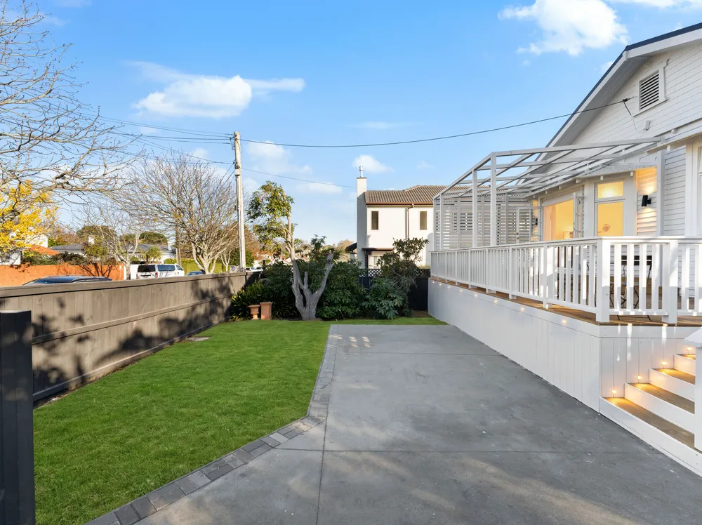 Photos of 17 Queensway