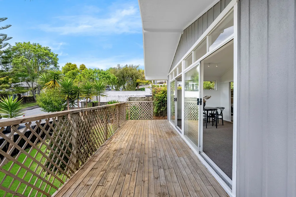 Photos of 77 Vandeleur Avenue
