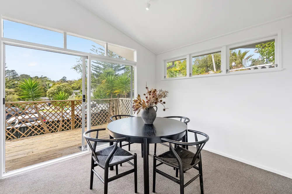 Photos of 77 Vandeleur Avenue