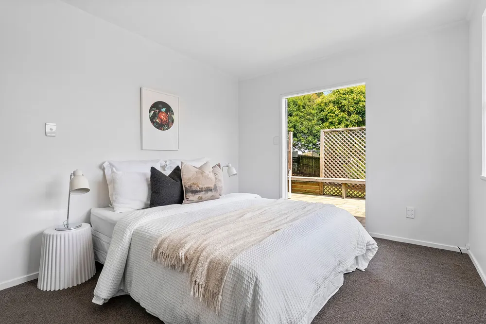 Photos of 77 Vandeleur Avenue